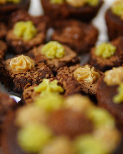 Caja de mini negritos decorados con brigadeiros de colores