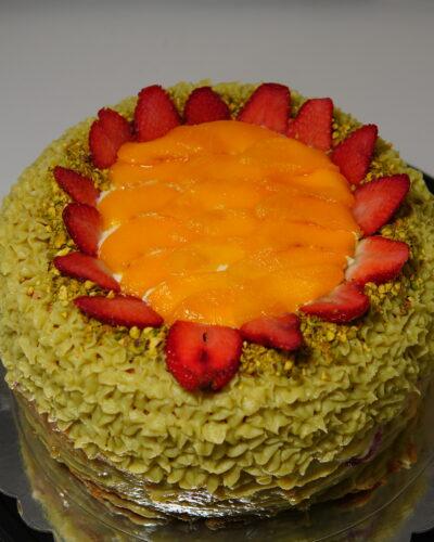 Torta de Pistacho, Crema Inglesa, Durazno y Fresas