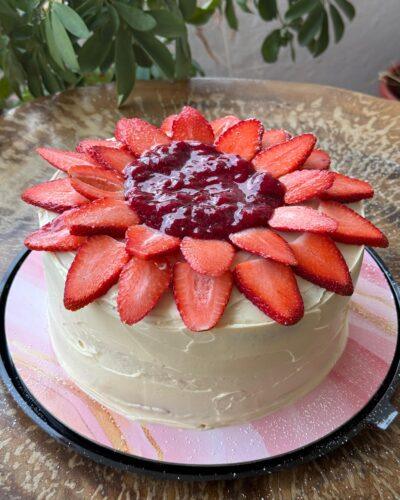 Torta de frutilla con queso crema y mermelada artesanal de frutos rojos