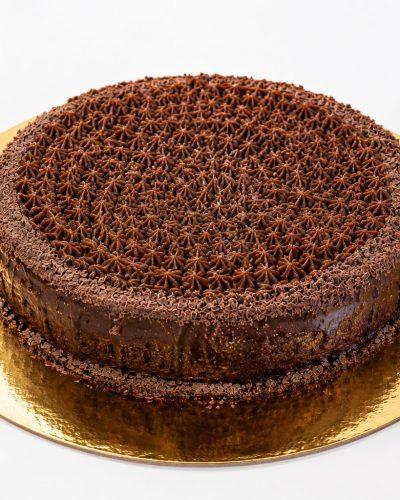 Torta de Mousse de Chocolate con base crocante de flakes y decorada con brigadeiro de milo